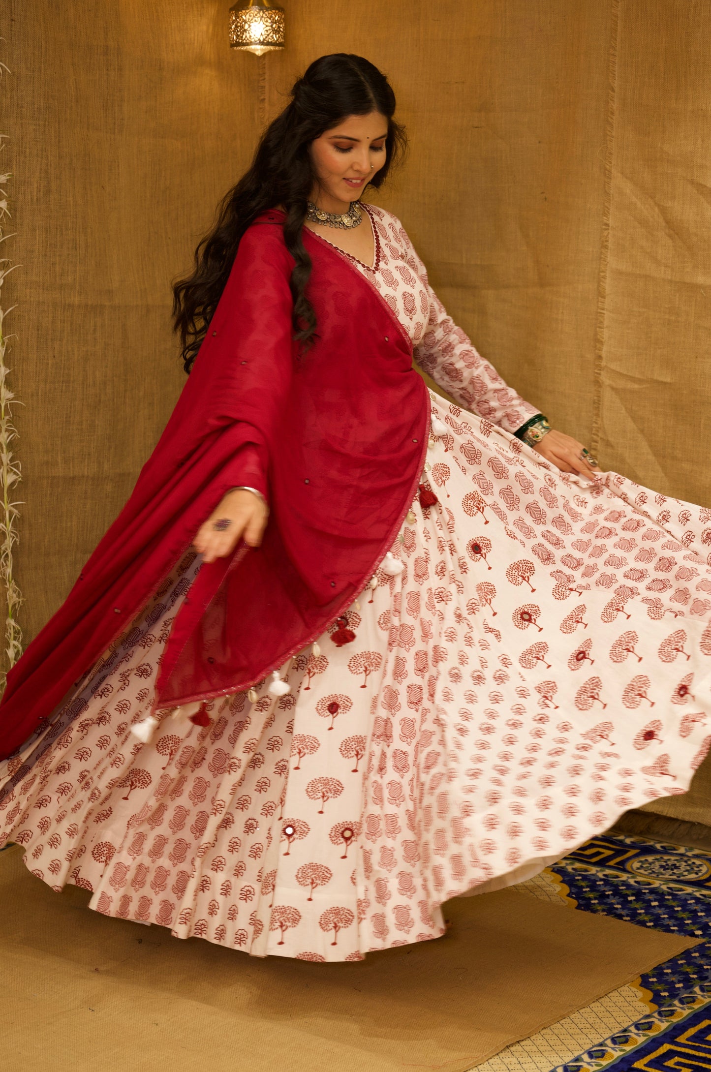 Shwet Laal Set